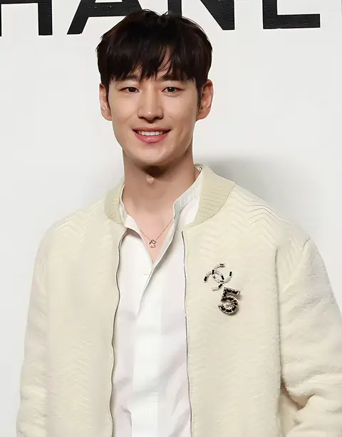 Lee Je-Hoon 이제훈 at CHANEL photo call 05.jpg