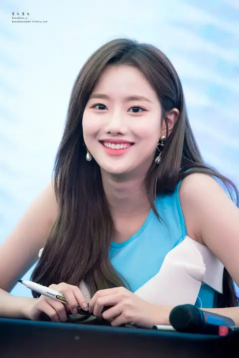 180325 에이프릴 고양 스타필드 팬사인회 이나은.jpg