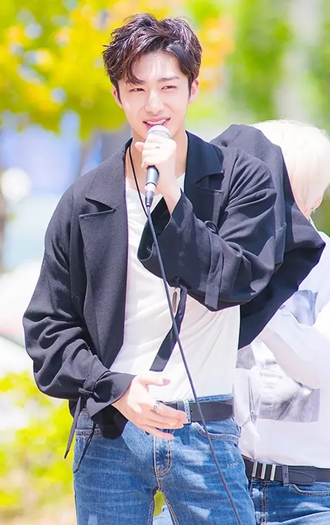 Hyungwon at a fanmeet in May 2016 03.jpg