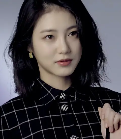 앳스타일(@star1) 2019년 2월호 신예은 (4) (cropped).jpg