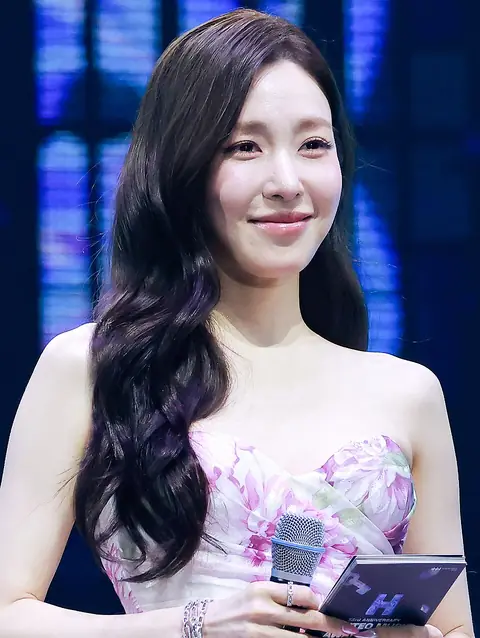 260215 TIFFANY @33th Hanteo Music Awards 2025 4 (cropped).jpg