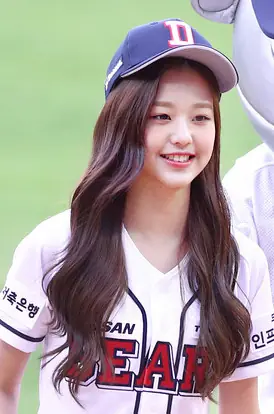 181006 아이즈원 장원영 미야와키 사쿠라 잠실 01 (cropped).jpg