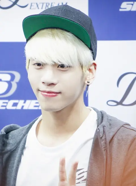 Kim Jong Hyun at a fansign of Skechers on February 2014 02.jpg