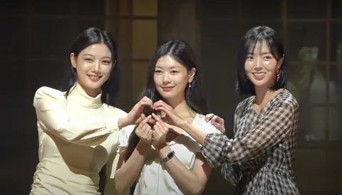 Jung So-min, Chae Soo-bin, Kim Yoo-jung in Shakespeare in Love 2023.png