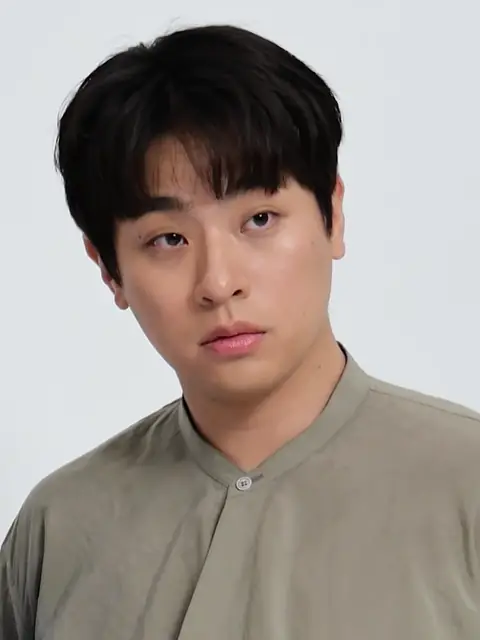 20210915—Park Jeong-min 박정민, costumed photo shoot, Marie Claire Korea screenshot (00m13s) (cropped).jpg