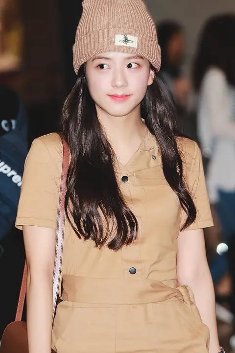 Kim Ji-soo at ICN Airport on June 9, 2019 (1).png