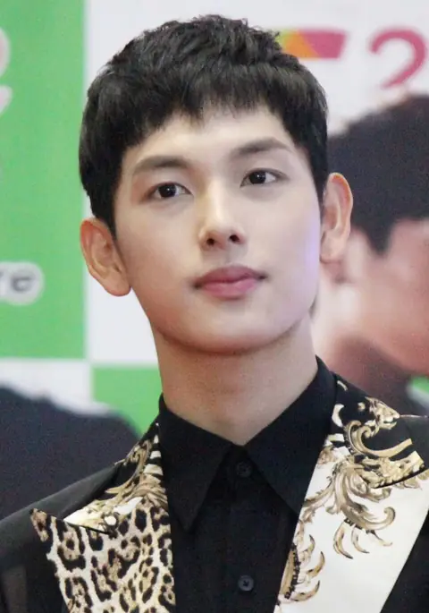 Yim Si-wan at Sfunz Square Super Concert, 14 September 2013 04.jpg