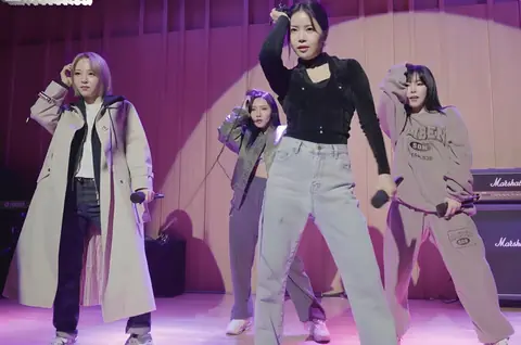 Mamamoo performing on November 2020.jpg