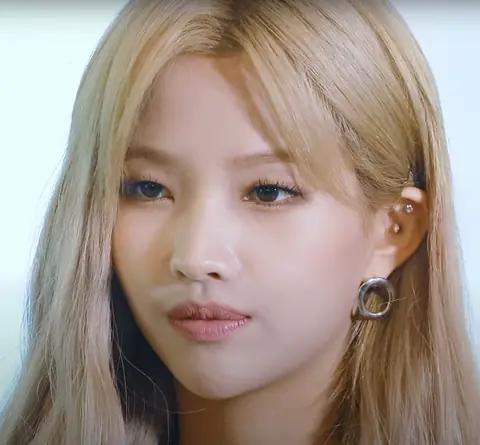 Jeon So-yeon of (G)I-DLE in 2020 01.png