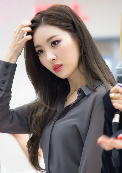 Sunmi at a fanmeet in July 2016 02.jpg