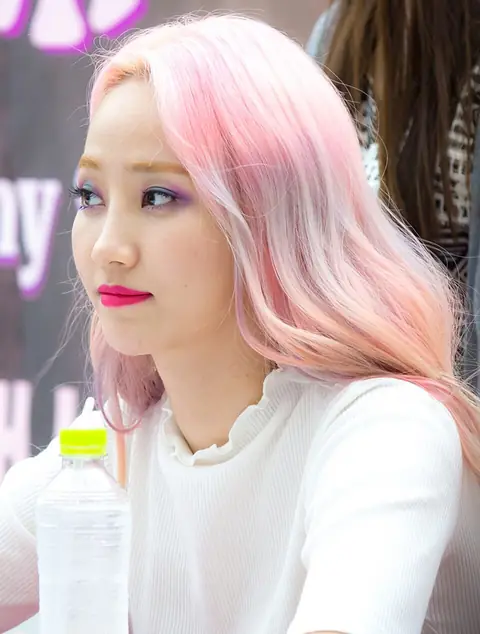 Yenny at a fanmeet in July 2016 01.jpg