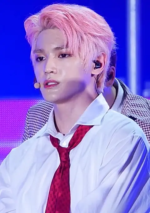 Lee Tae-yong performing at SBS MTV The Show in July 2017 06.png