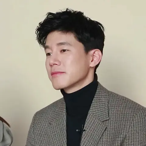 20200210—Kim Mu-yeol 김무열, interview, Marie Claire Korea screenshot (00m18s).jpg