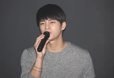 Seo In-guk at "No Breathing" stage greeting in Busan in November 2013 04.jpg