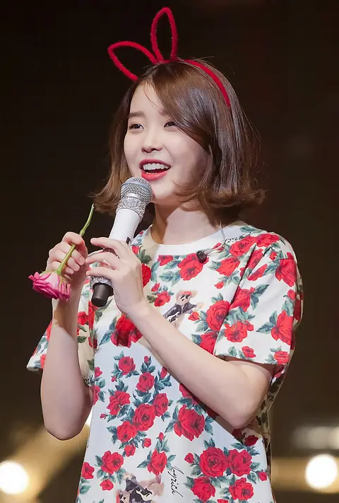 IU at Modern Times concert in Busan, on December 1, 2013 (cropped).jpg