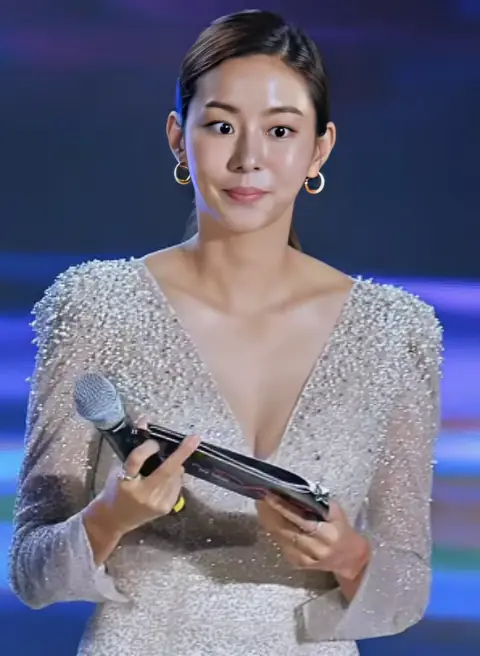 Uee in October 2022.png