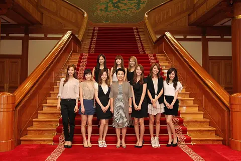 KOCIS First lady Kim Yoon-ok and SNSD, Girls' Generation (6068662692).jpg