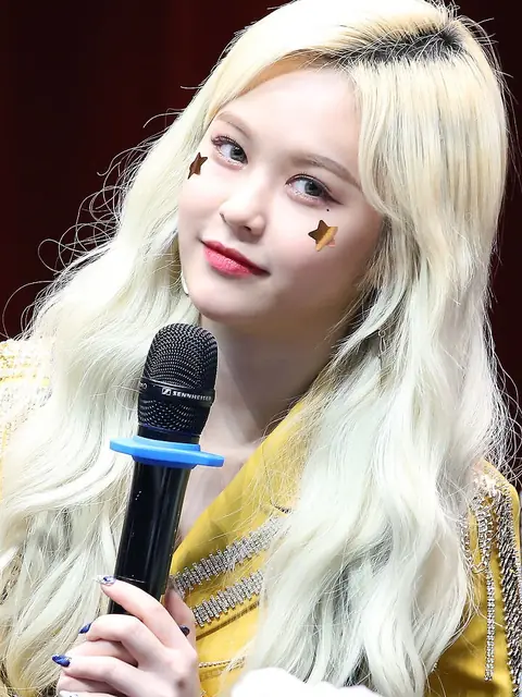 Park Ji-won at a fansign event in Yongsan on February 22, 2020 (1).jpg