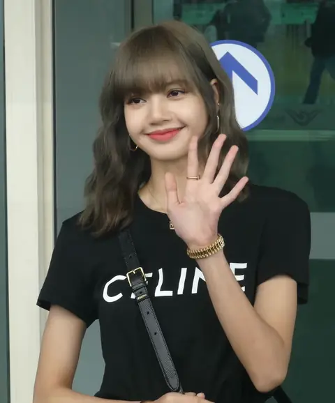 Blackpink Lisa 190621 3.png