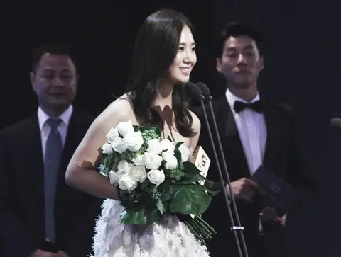 Kwon Yu-ri at the 50th Paeksang Arts Awards 04.jpg