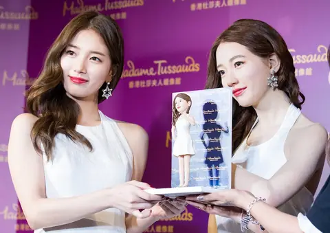 Suzy with her wax figure, Madame Tussauds Hong Kong, 13 September 2016 02.jpg