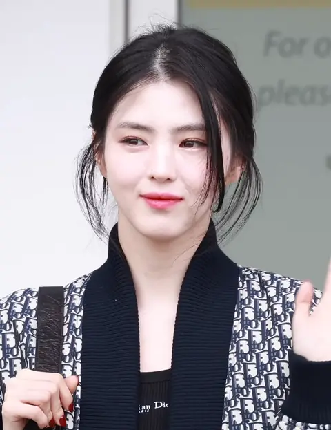 Han Sohee at Incheon Airport, January 22, 2025.png