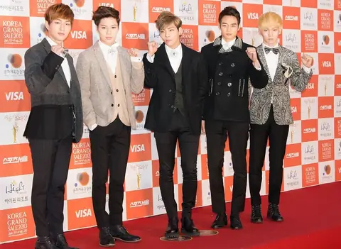 Shinee at the 22nd Seoul Music Awards Red Carpet.jpg