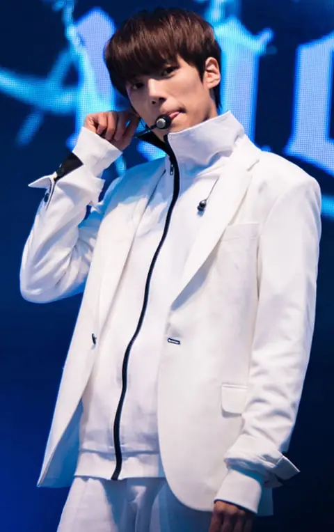 Lee Min-hyuk at Old School Public Broadcasting in October 2016.jpg