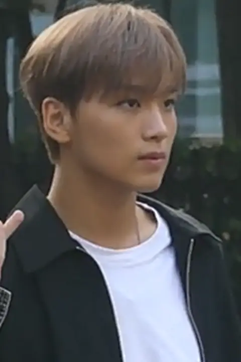 190802 Haechan KBS '뮤직뱅크' 리허설 출근길 직캠 영상.png