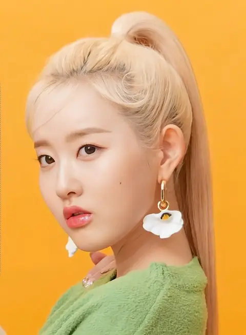 SIEUN (STAYC) 220430.jpg