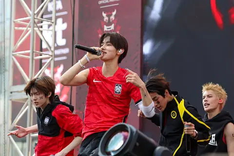 World Cup cheering in Seoul (55329888621).jpg