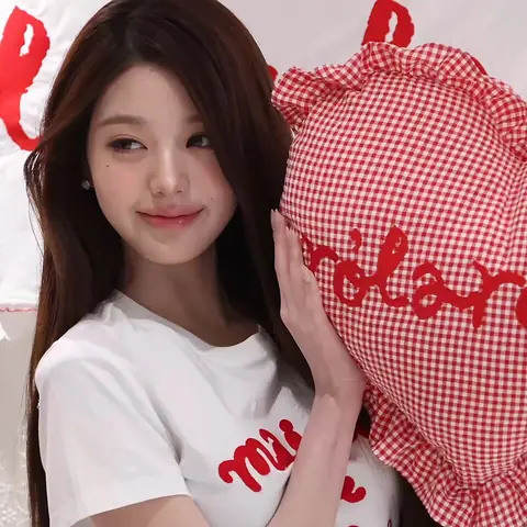 033126 Jang Won-young for Rolarola photo call (2).jpg