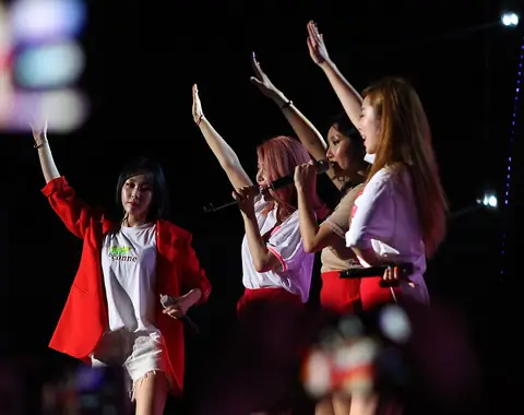 170719 Mamamoo 마마무 02 (cropped).jpg
