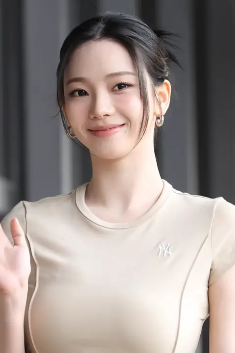 Karina at Gimpo Airport on April 22, 2026 03.png