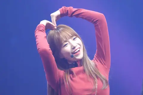 181029 IZ*ONE Yuri 03.png