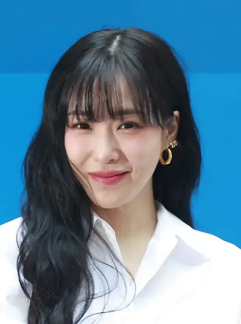 Tiffany Young at Vanessa Bruno photocall, 20 March 2025 02.png