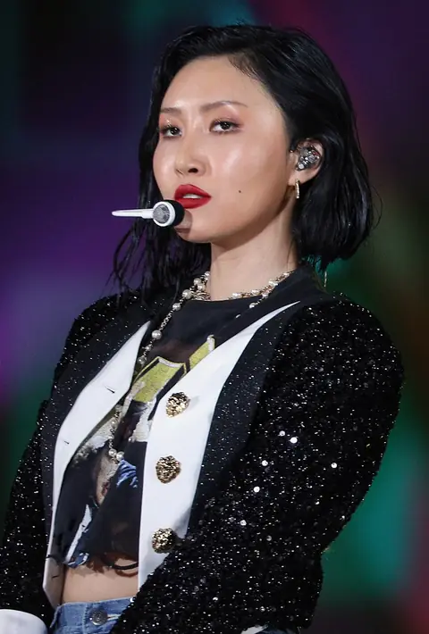Mamamoo 화사 (Hwasa) 191116 V HEARTBEAT AWARDS (cropped).jpg