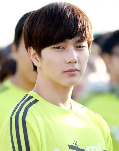 Yoo Seung-ho in 2012 07(crop).jpg