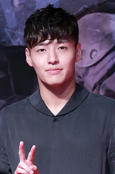 Kang Ha-neul at Midnight Runners VIP premiere in August 2017.jpg