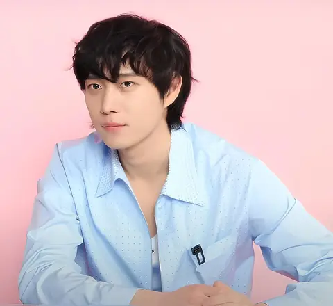 Kim-Young-dae for Marie Claire Korea on 171222.jpg