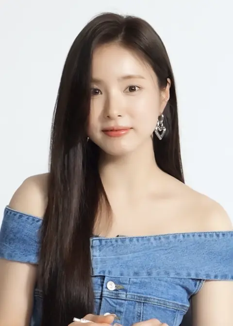 Shin Se-kyung in May 2024.png