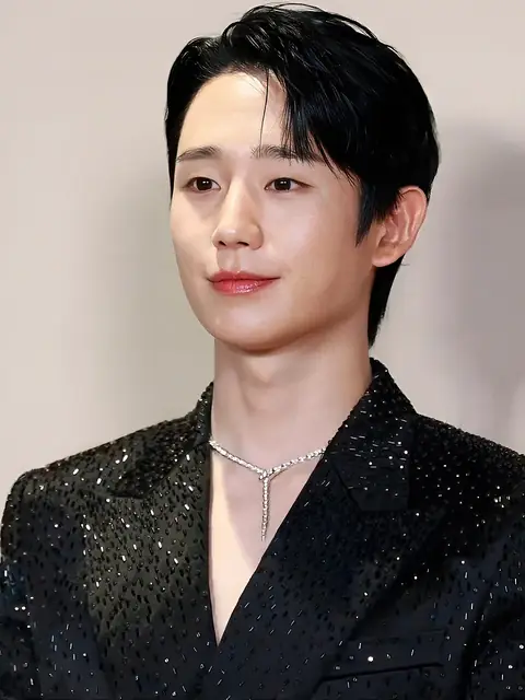 Jung Hae-in at Bvlgari event in March 2025 04.jpg