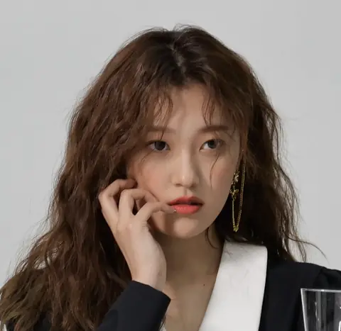 Choerry LOONA Marie Claire Korea.jpg