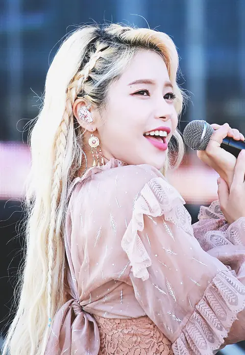 180519 솔라 02 (cropped).jpg