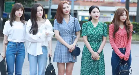 Red Velvet arriving at KBS Music Bank on August 17, 2018.png