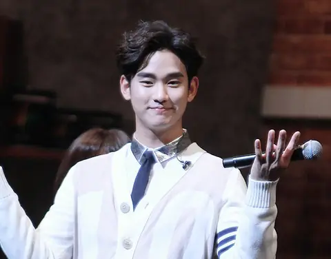 Kim Soo-hyun at the Japanese fanmeeting in Yokohama, 18 May 2014 01 (cropped).JPG