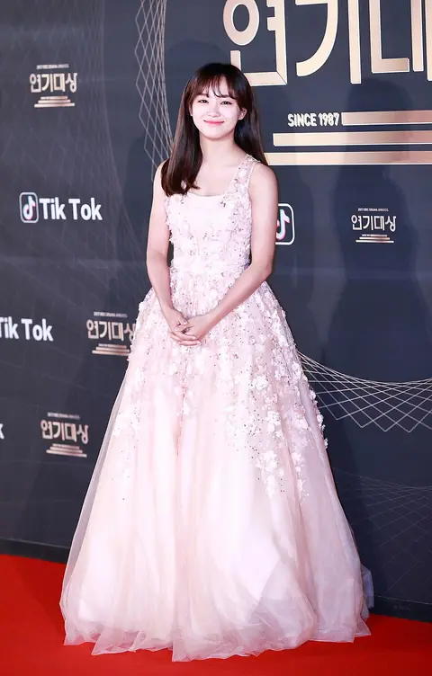 171231 구구단 세정 KBS 연기대상 레드카펫 4.jpg