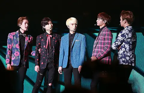 Shinee at the SHINee World Concert III in Taiwan.jpg