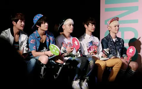 Shinee at the MStar in Taiwan on August 2013 05.jpg