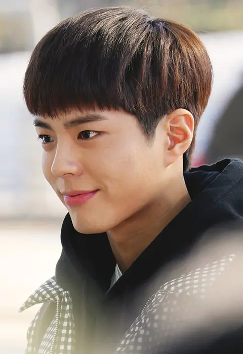 Park Bo-gum at Incheon Airport in December 2016.jpg